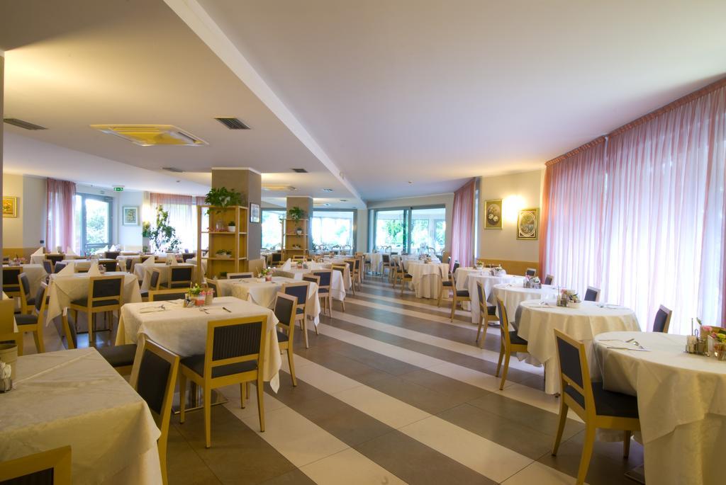 Hotel Oasi Wellness & Spa Рива дел Гарда Екстериор снимка